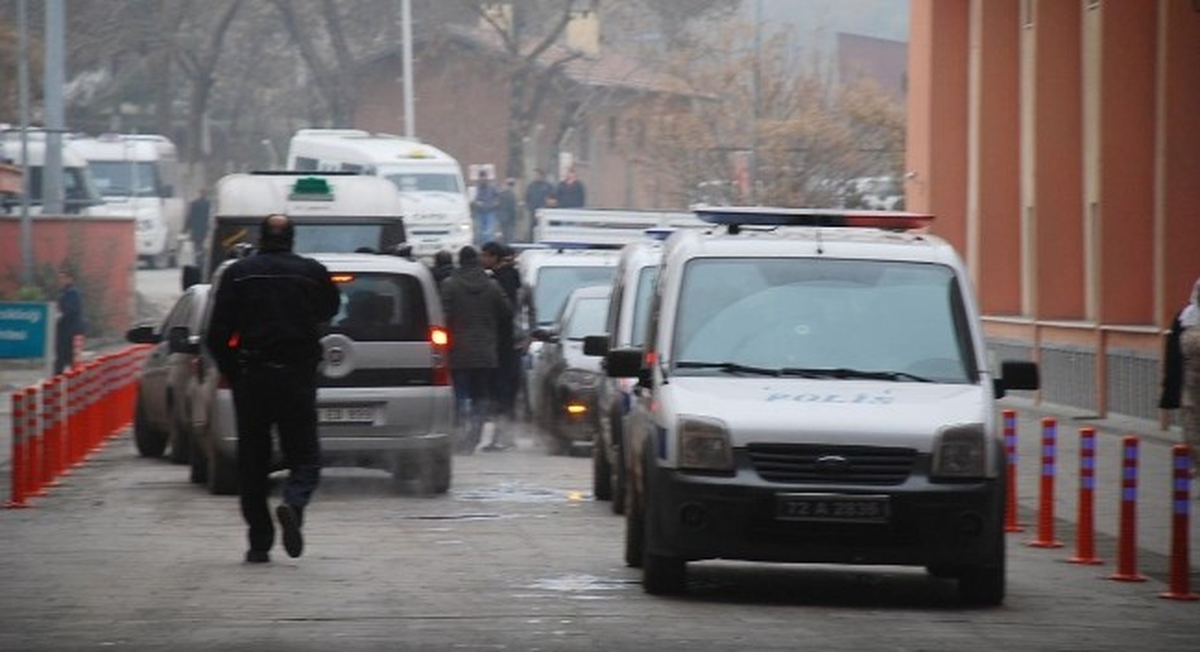Acil Servis Girişinde Kavga: 2 Yaralı