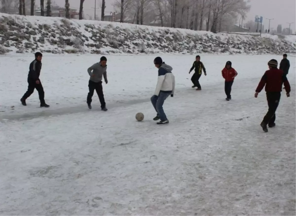 Ağrı\'da Buz Tutan Nehirde Çocuklar Futbol Maçı Oynuyor