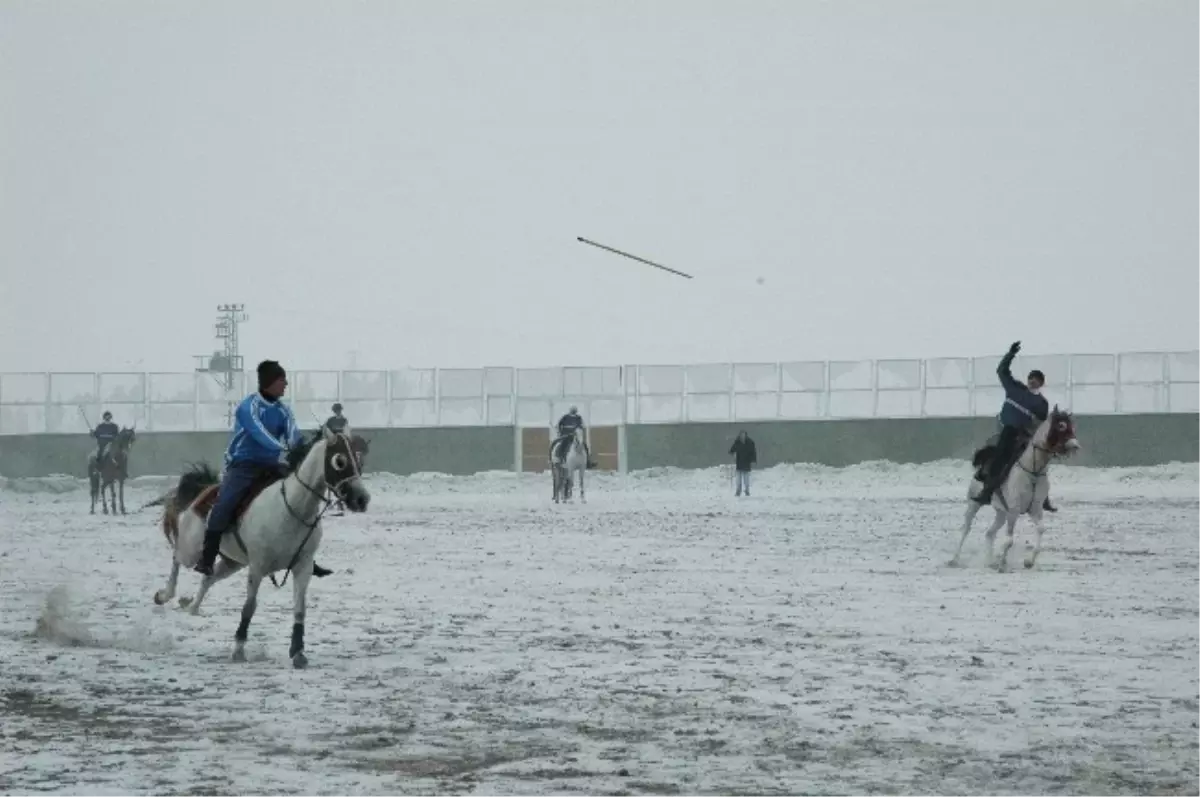 Erzurum\'da Eksi 15 Derecede Kar Üzerinde Cirit Gösterisi Nefes Kesti