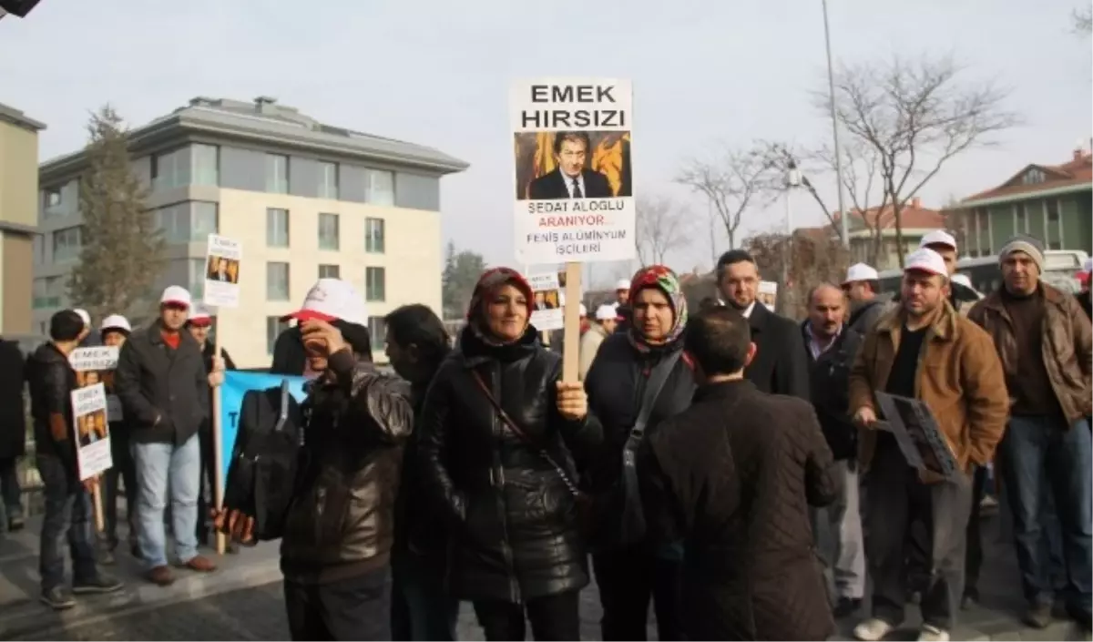 İşçiler, Lüks Sitenin Önünde Patronlarını Protesto Etti