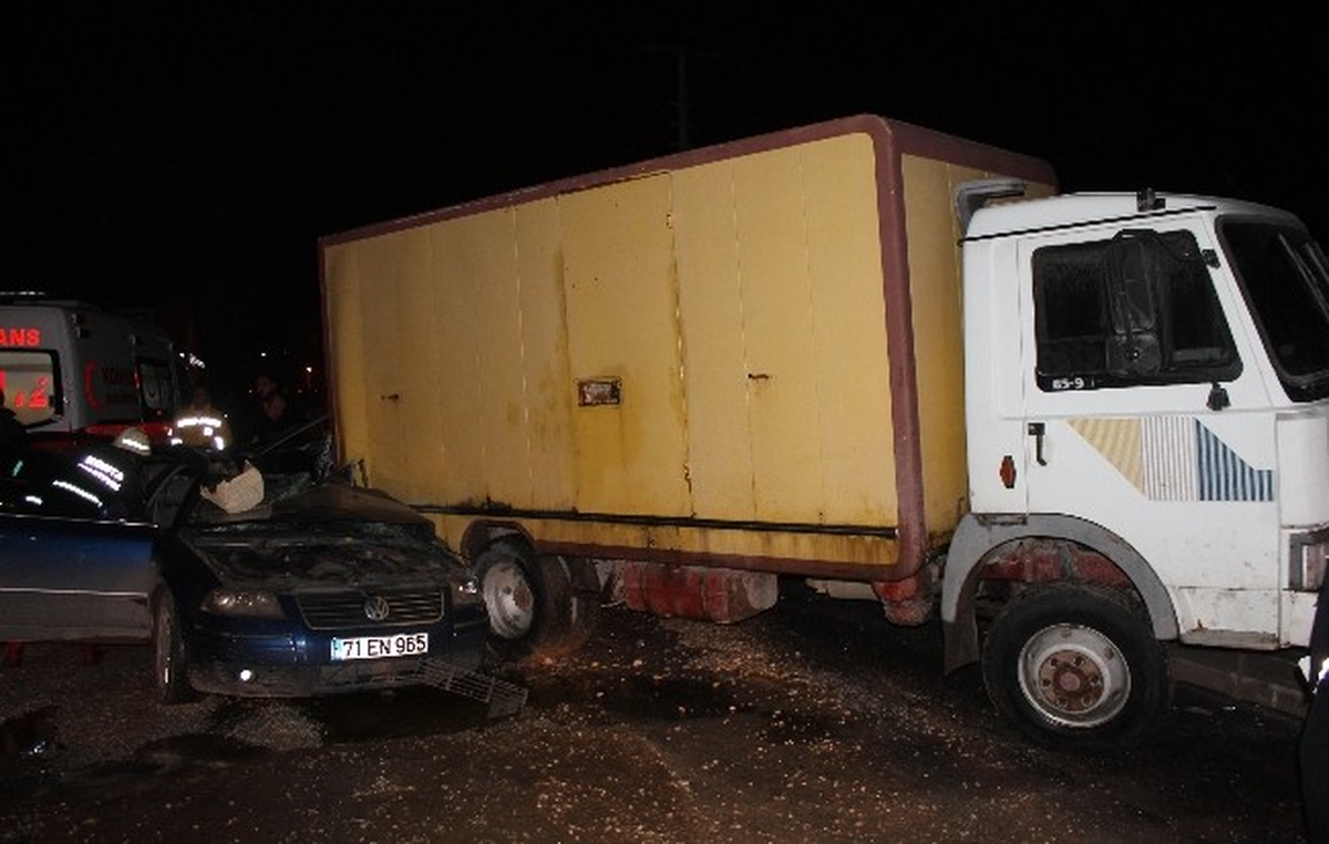 Kamyona Arkadan Çarpan Otomobilde Bir Kişi Yaralandı