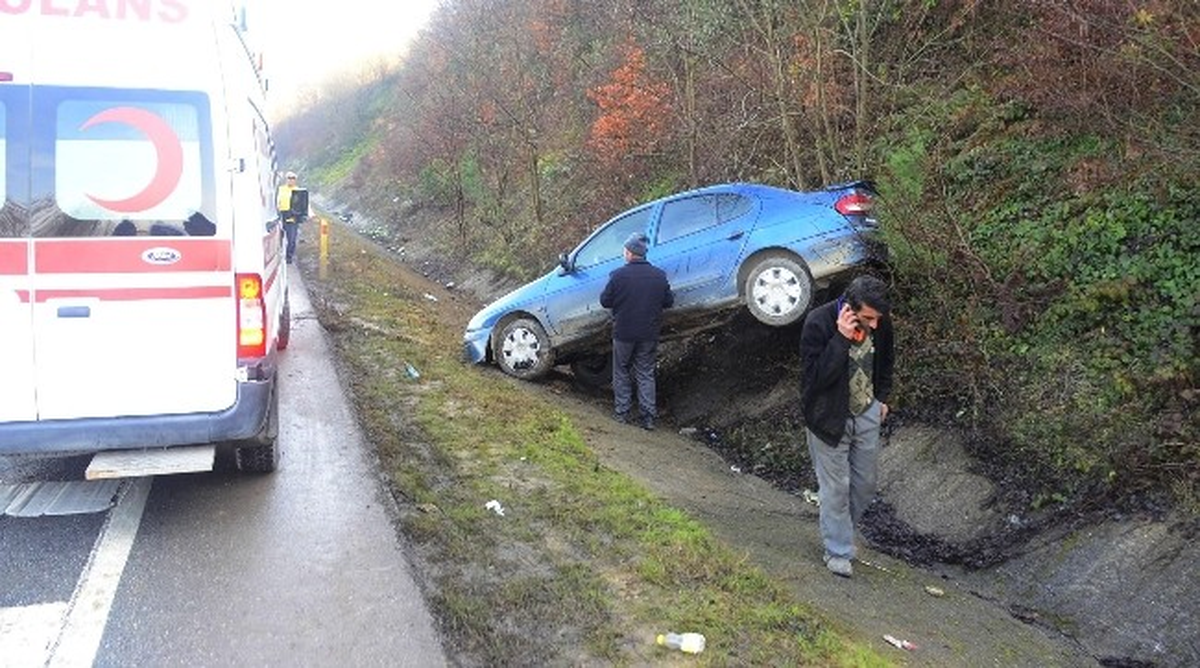 Kandıra Yolunda Kaza: 3 Yaralı