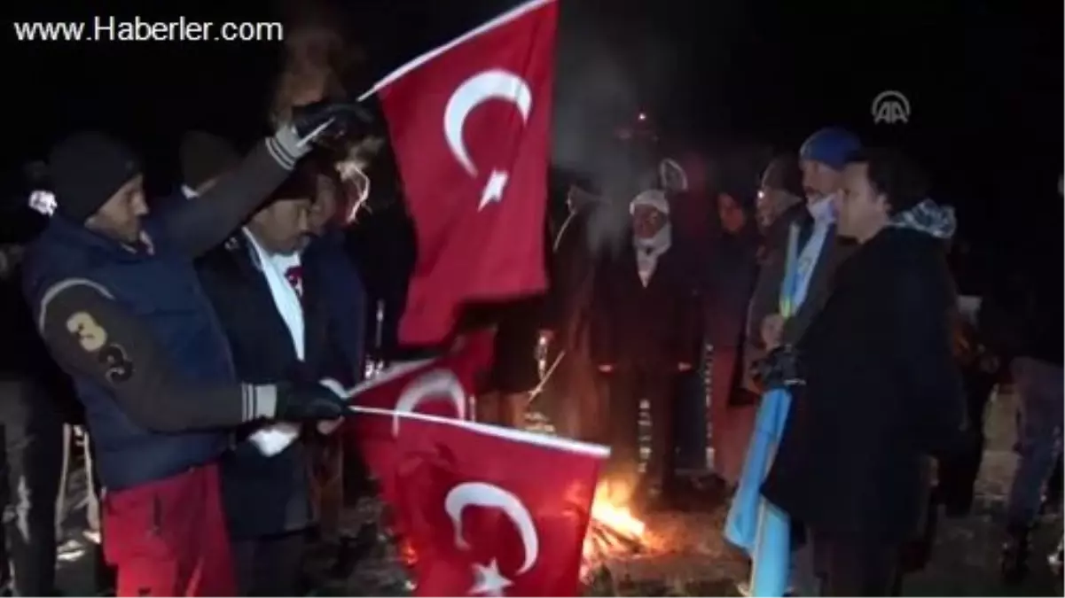 "Türk Otağı" kurup Sarıkamış şehitleri için nöbet tuttular -