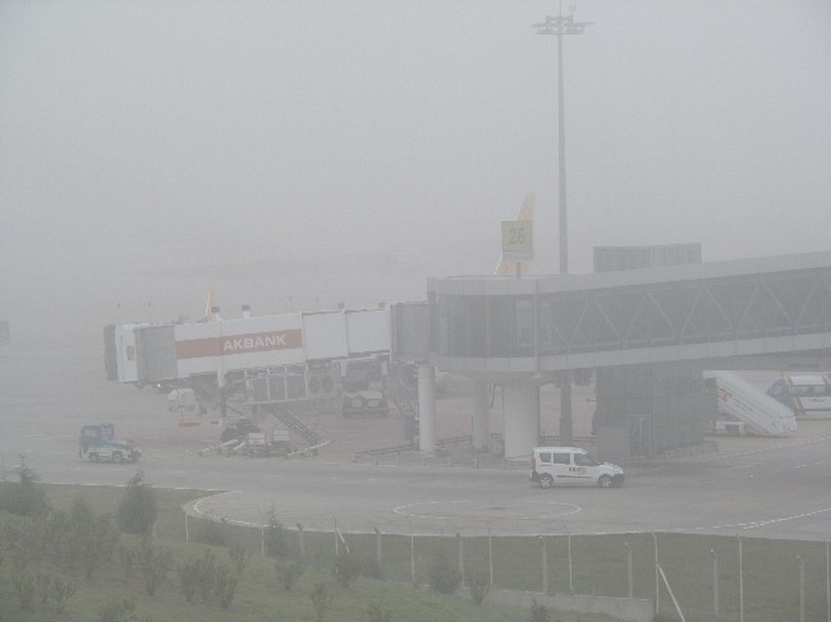 Uçaklar Sis Yüzünden İzmir\'e İnemedi
