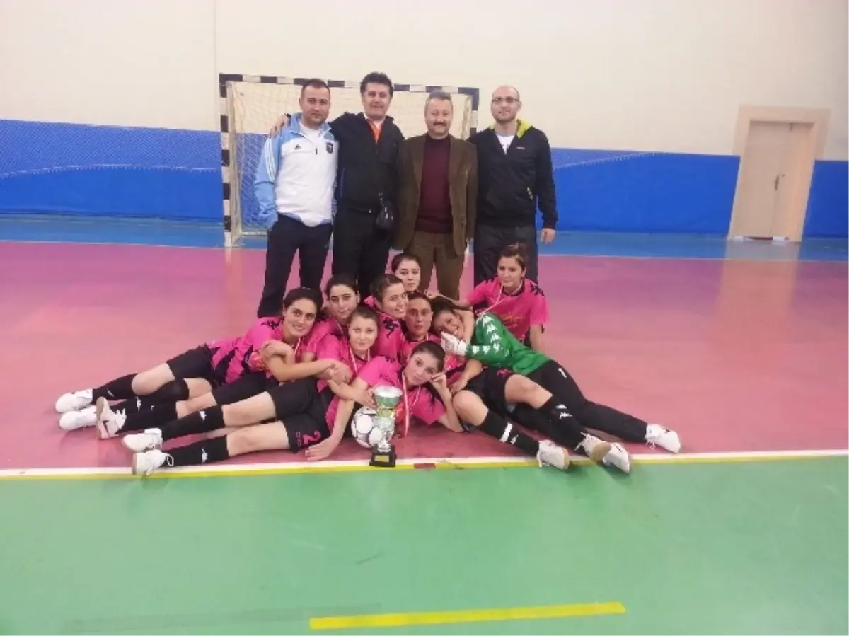 Vezirköprülü Kız Futsalcılar Yarı Finalde