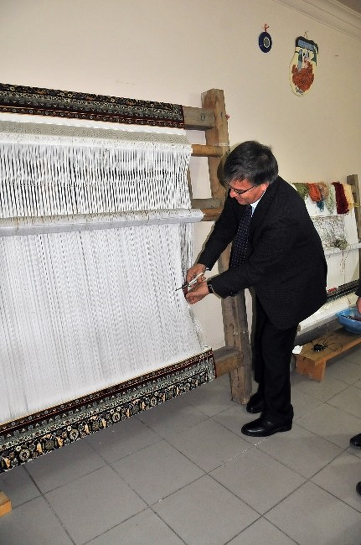 Akşehirli Kadınların Dokuduğu İpek Halı Göz Kamaştırdı