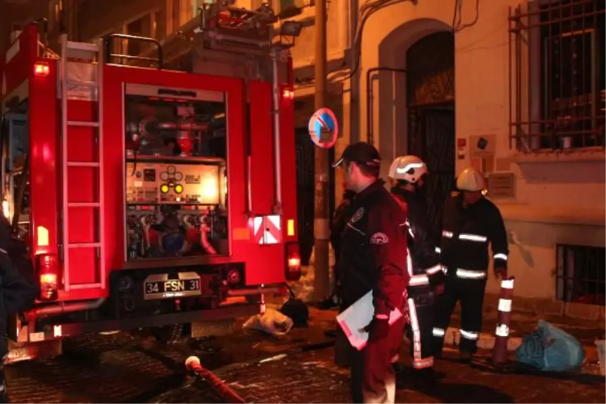 Beyoğlu\'nda Apartmanın Bodrumunda Çıkan Yangın Korkuttu