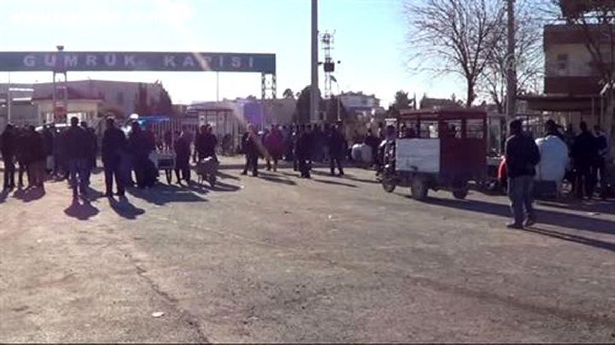 Çatışmalar nedeniyle kapatılan Akçakale Gümrük Kapısı\'nda yoğunluk -