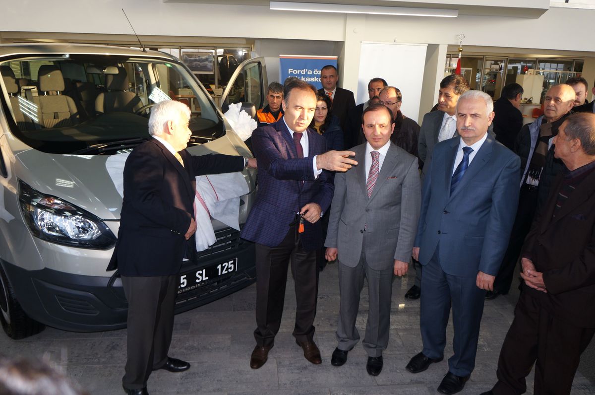 Ford Engellilere Araç Hediye Etti