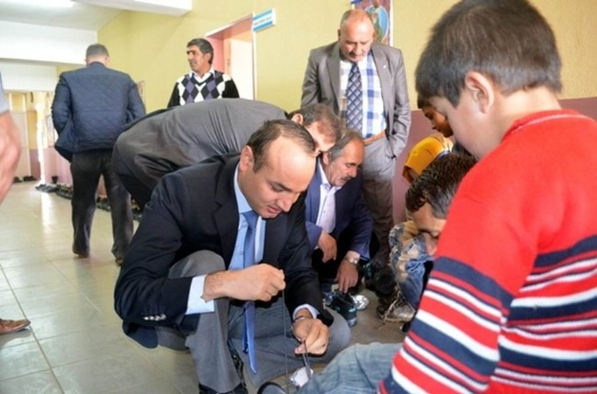 İş Adamından Köyündeki Öğrencilere Kışlık Ayakkabı Yardımı