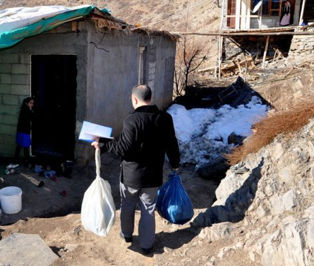 Beytüşşebap\'ta Ailelere Giyim ve Yakacak Yardımı