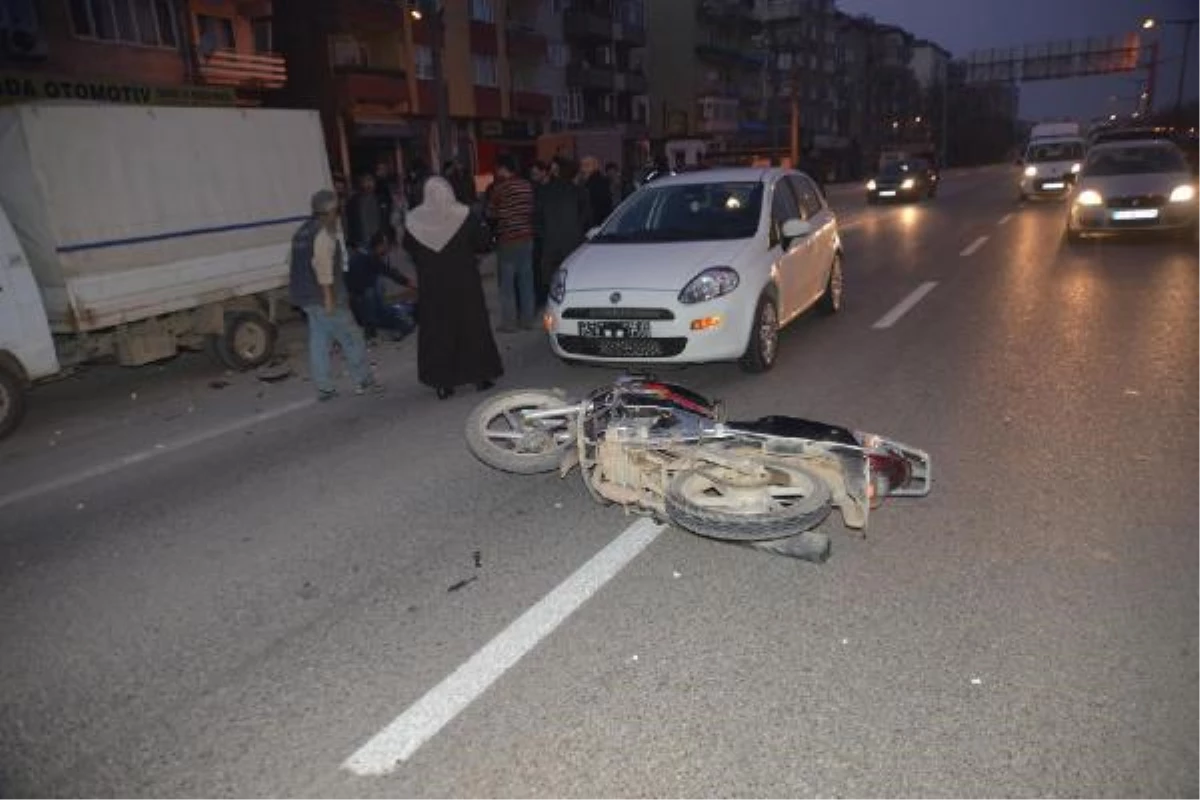 Kamyonete Çarpan Motosiklet Sürücüsü Ambulansı Böyle Bekledi