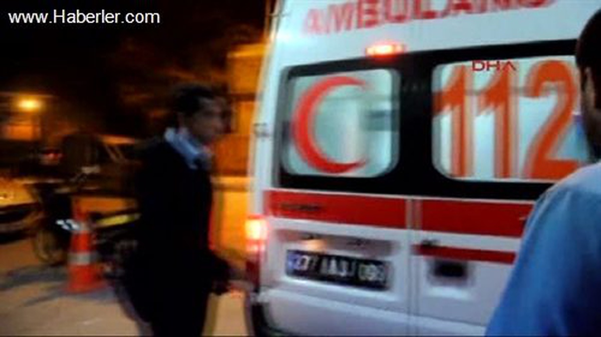 Kavgayı Ayırmak İsteyen 2 Kişi Bıçakla Yaralandı