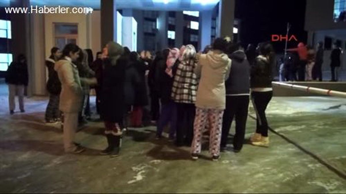 Kız Yurdunda Kalan Öğrencilerden Kalorifer Protestosu
