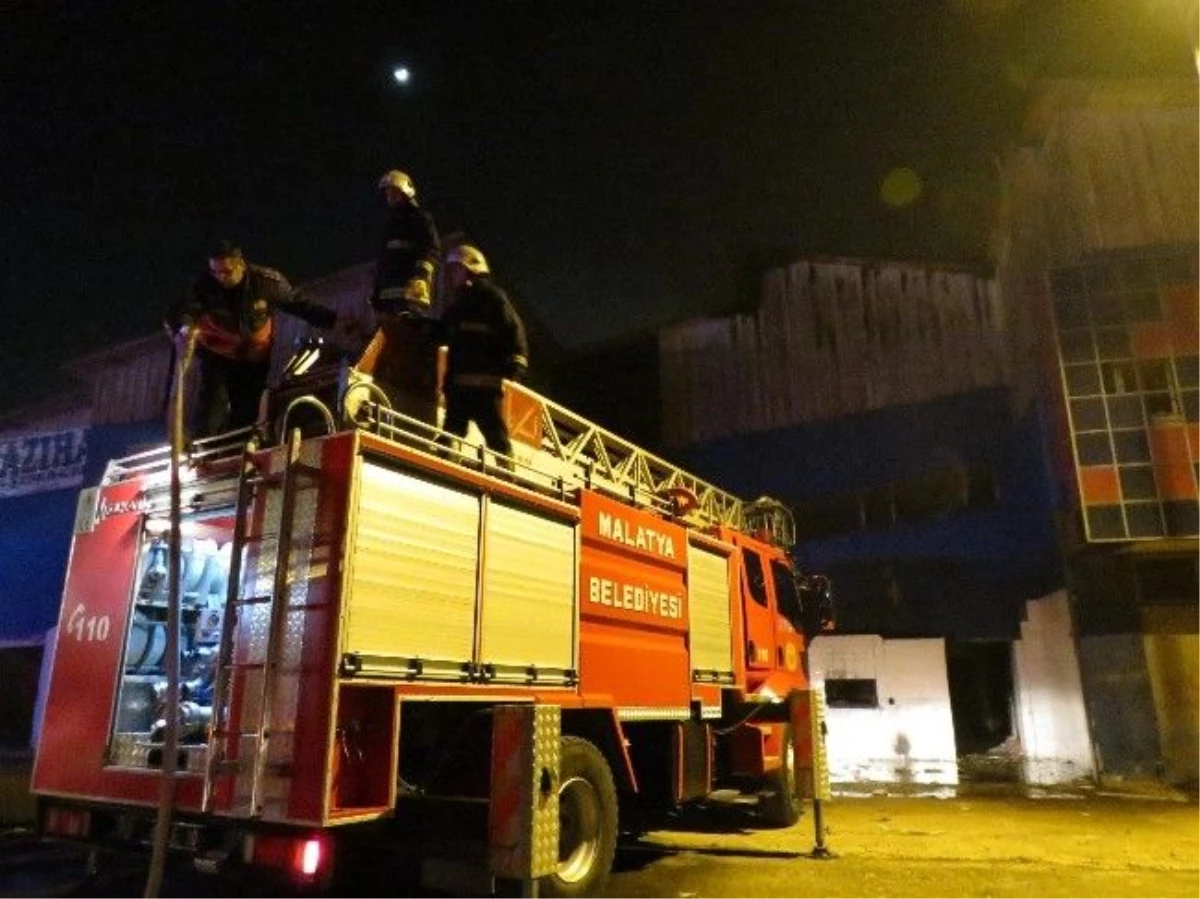 Malatya\'da İlçe Garajının Çatısında Çıkan Yangın Söndürüldü