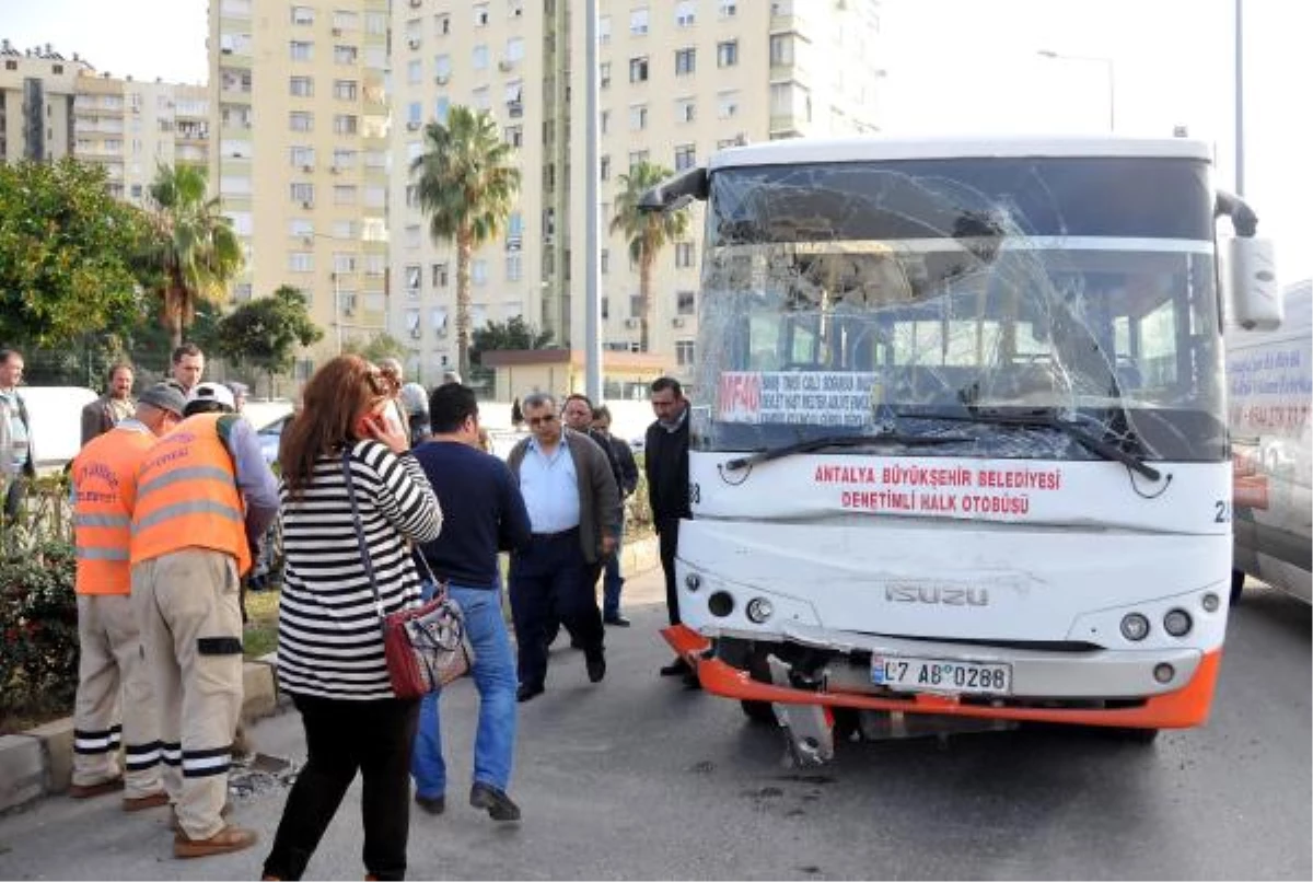 Antalya\'da Minibüs Otobüse Çarptı: 11 Yaralı