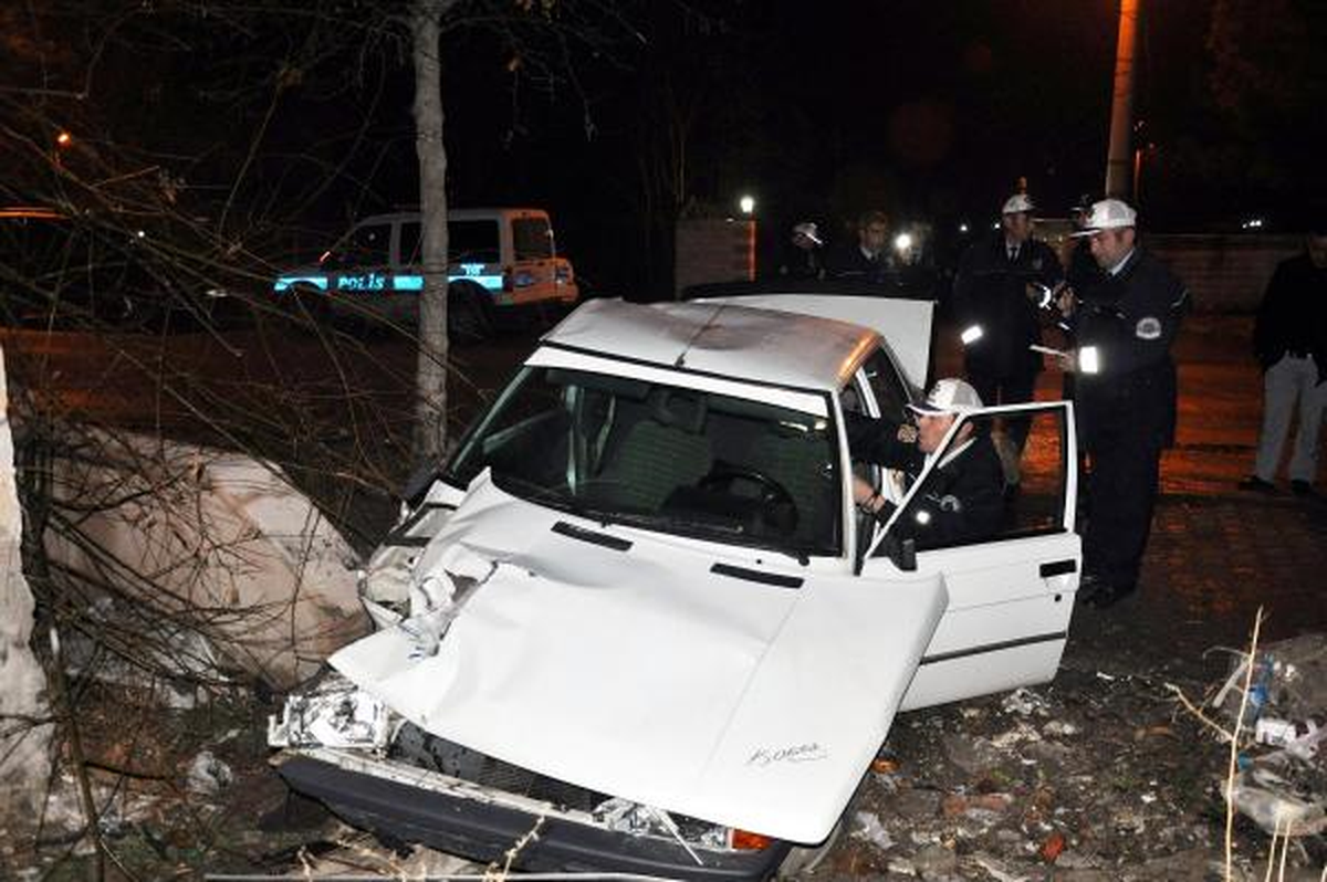 Otomobil Evin Bahçesine Düştü: 3 Yaralı