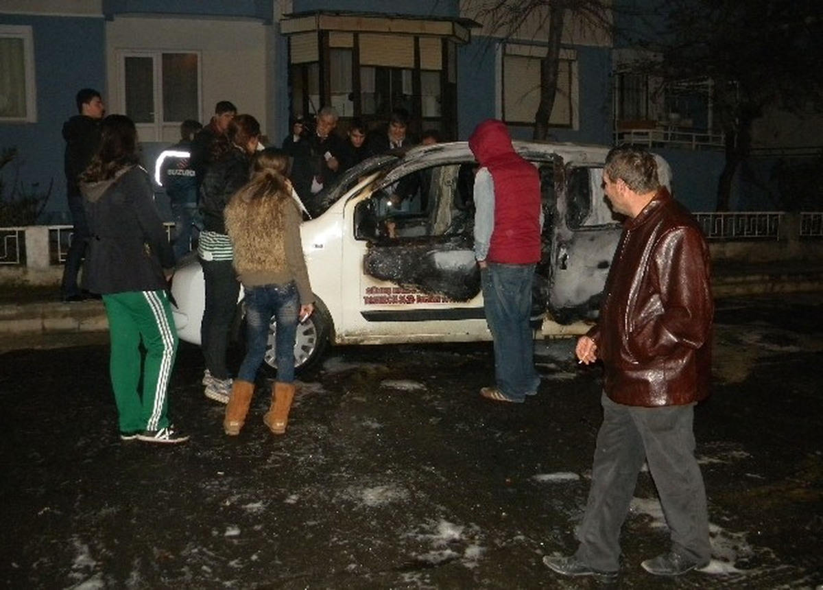 Tekirdağ\' da Cinnet Geçiren Vatandaş Aracını Ateşe Verip Kendisini Yakmak İstedi