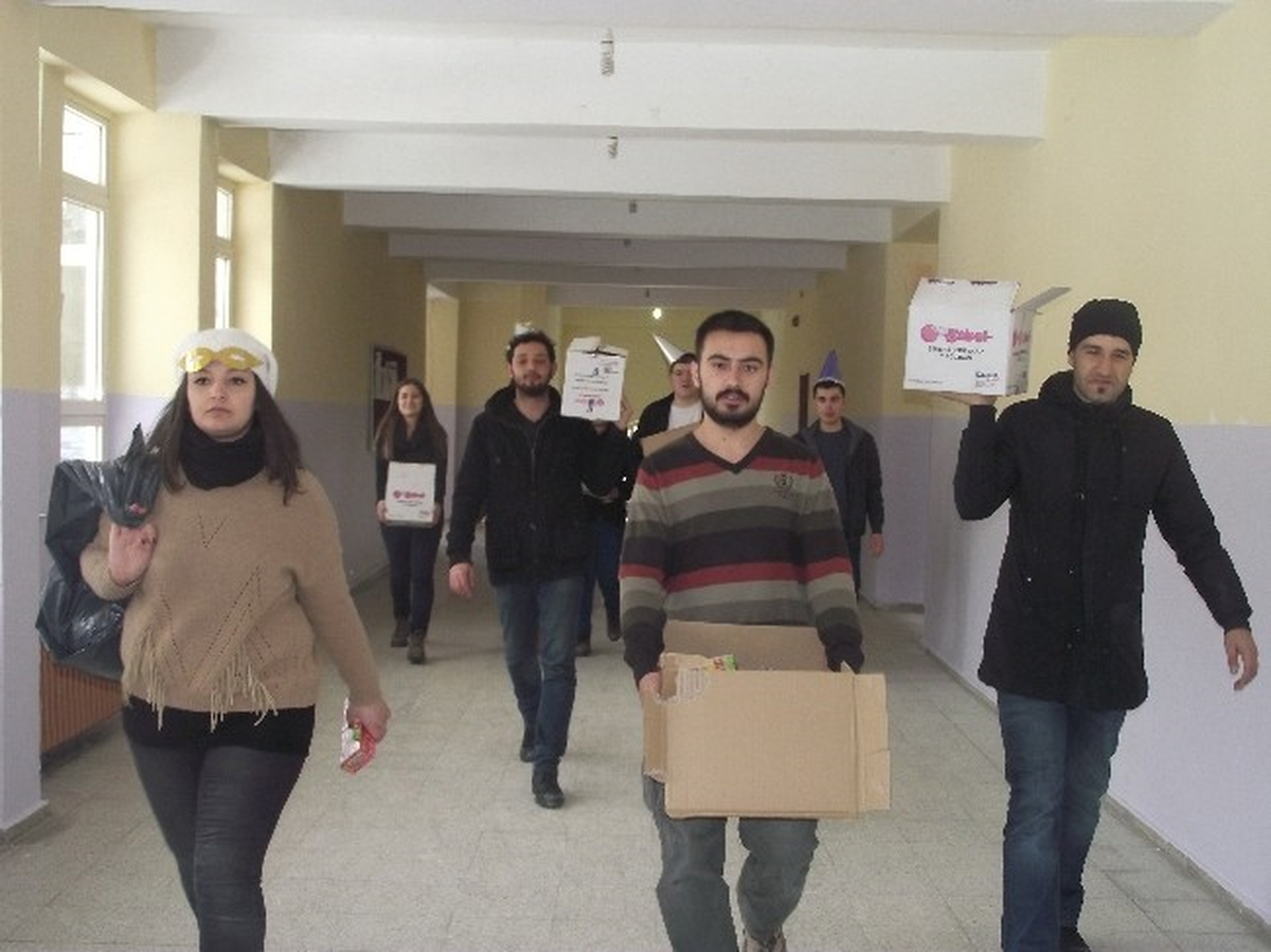 Üniversite Öğrencileri Sınırda Okul Onardı