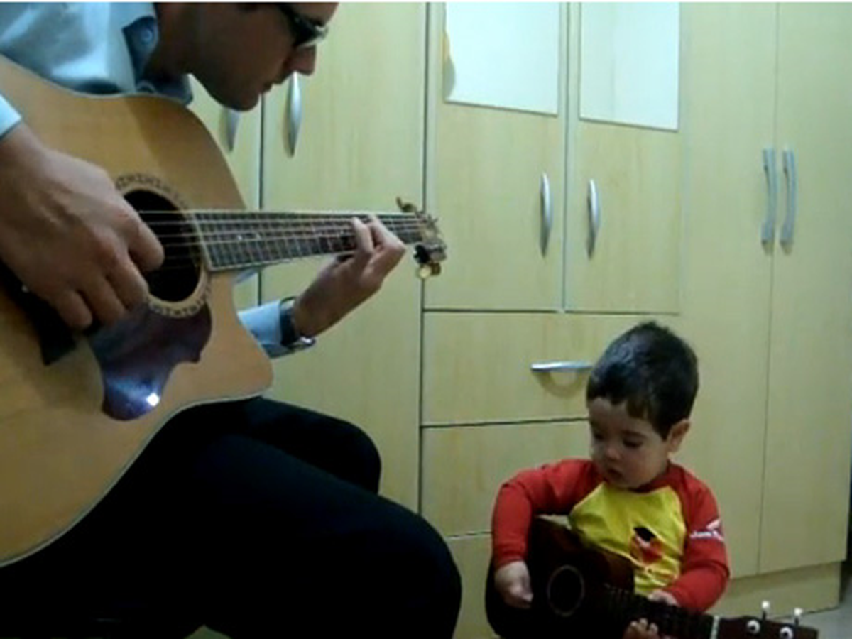 2 Yaşındaki Bebek Gitar Çaldı Şarkı Söyledi