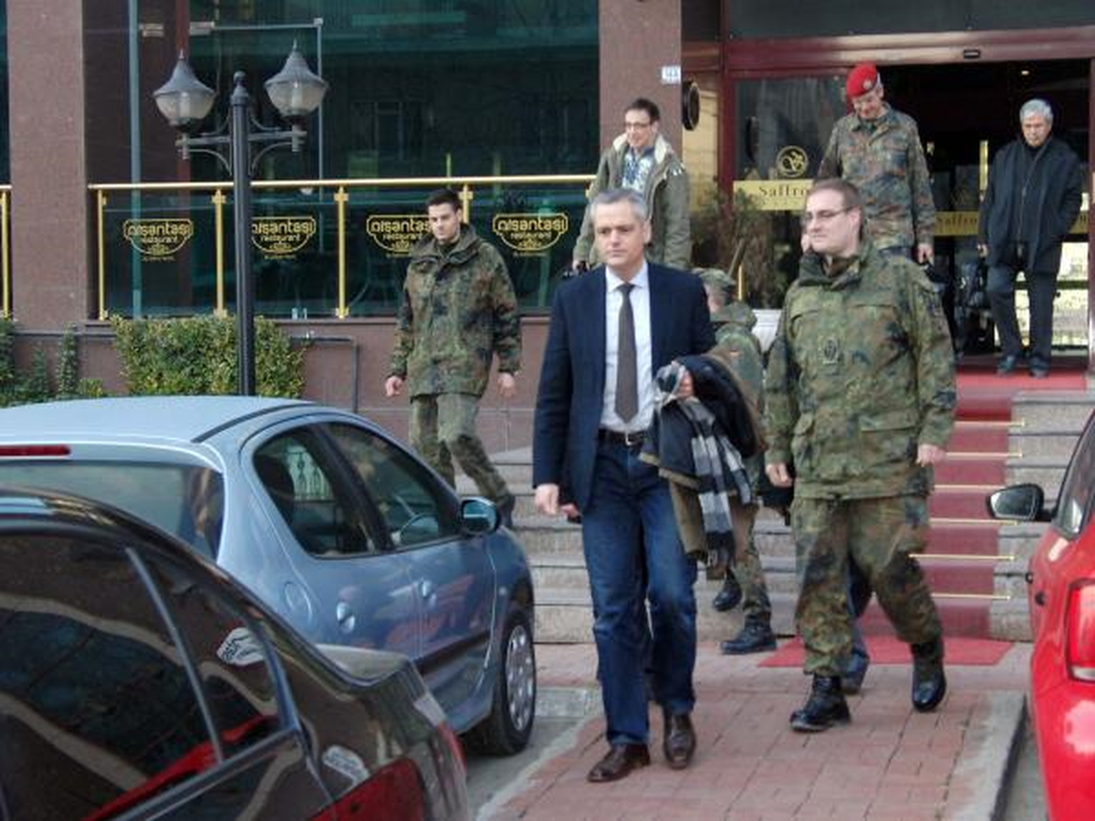 Alman Heyet, Patrıotların Bulunduğu Kışlada