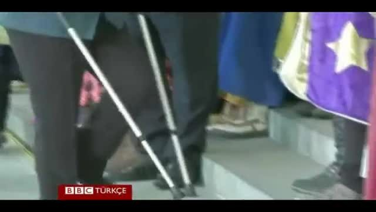 Başbakan Koltuk Değneğiyle Ayakta Duruyor