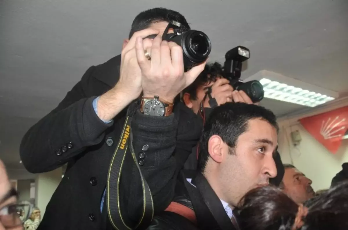 Basın Toplantısında Basın Mensupları Ayakta Kaldı