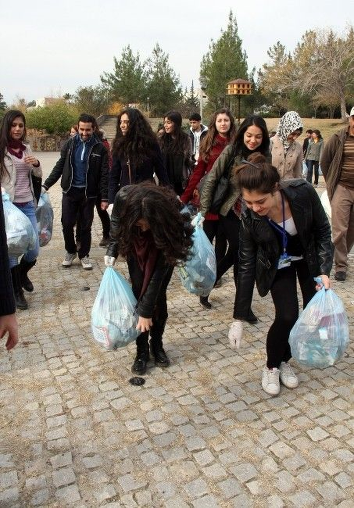 Çü Öğrencileri Temizlik Kampanyası Başlattı