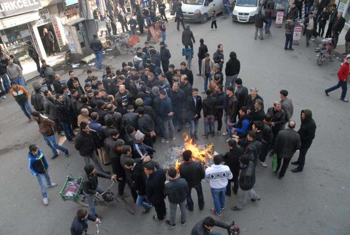 Esnaf, Elektrik Kesintilerini Halay Çekerek Protesto Etti
