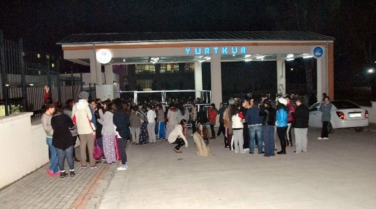 Eylem Yapan Üniversiteli Kızlar İçin Olağanüstü Toplantı