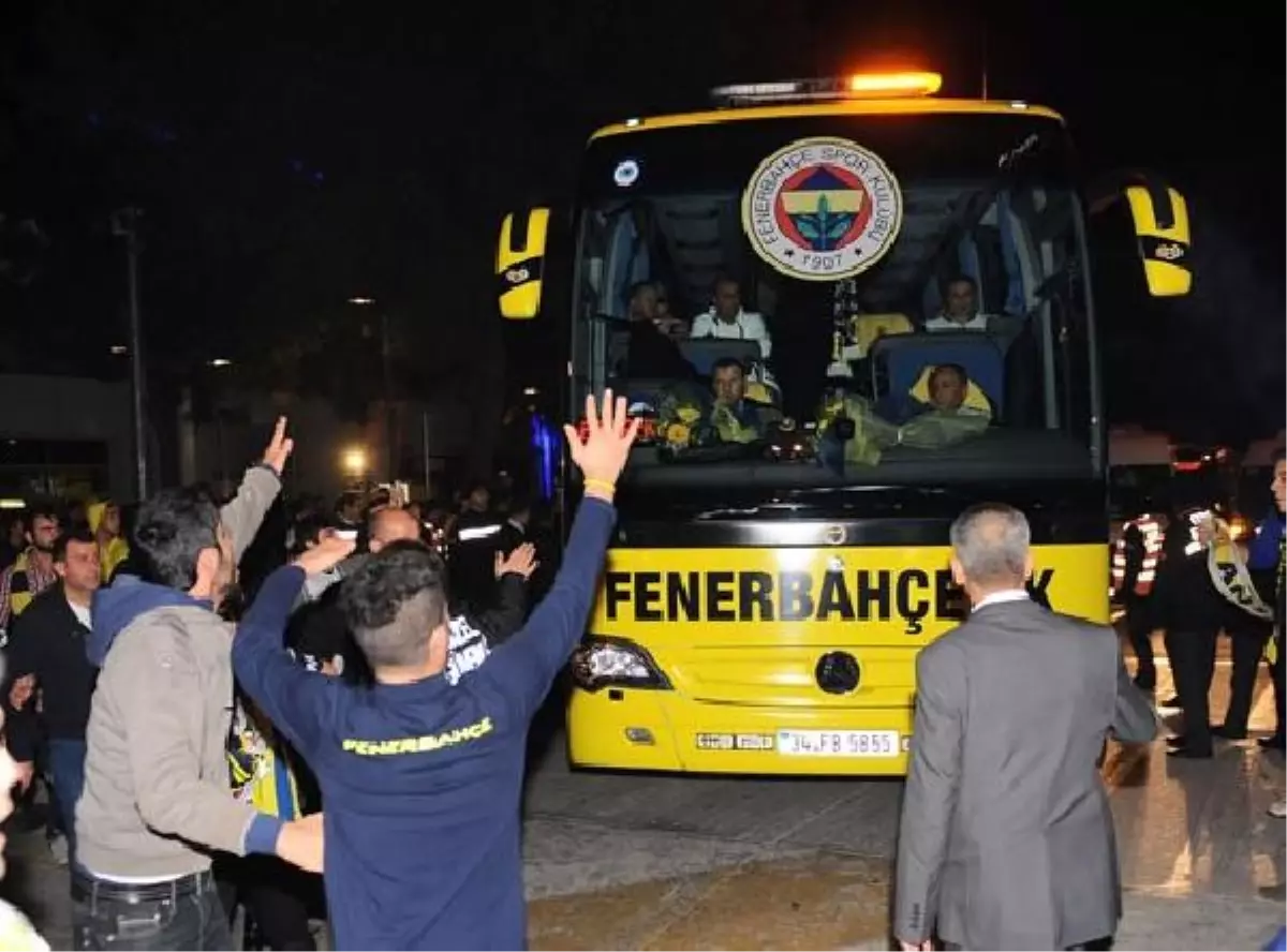 Fenerbahçe\'yi, Antalya\'da Taraftarı Karşıladı