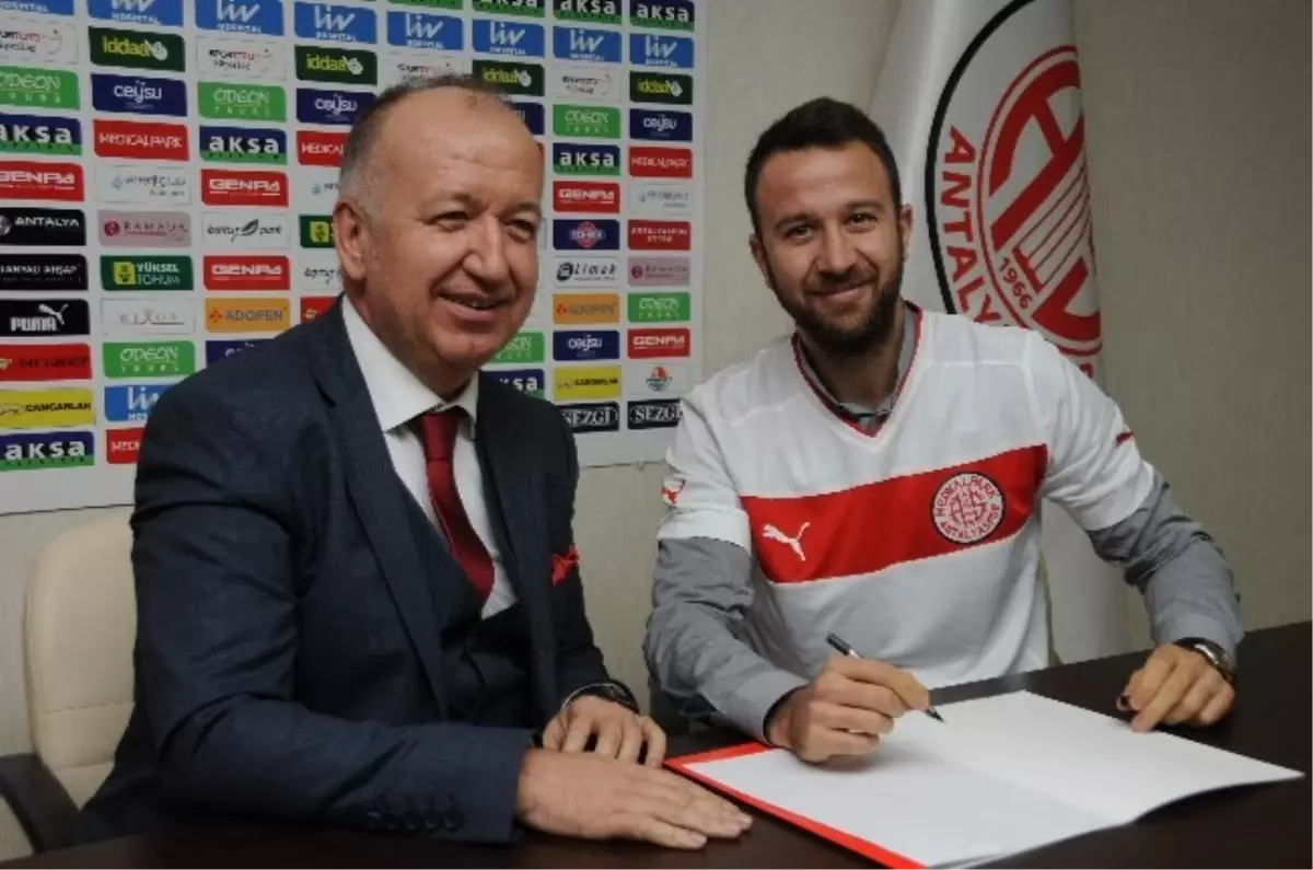 Giray Kaçar, Antalyaspor\'a İmzayı Attı