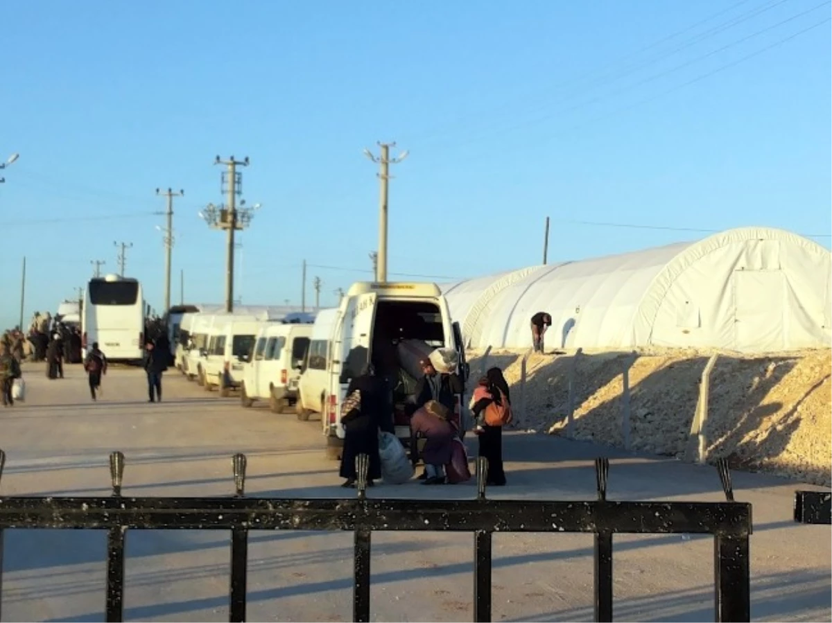 İlk Suriyeli Mülteci Kafilesi Nusaybin\'deki Kampa Yerleştirildi