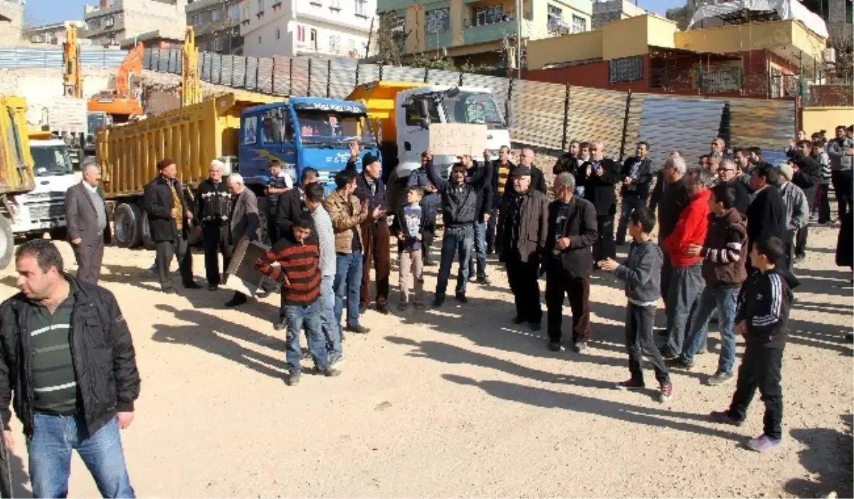 Mahalle Sakinleri Kapanacak Yol Nedeniyle Otel Şantiyesini Bastı