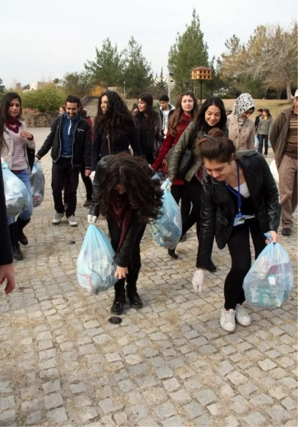 Öğrencilerden \'Çukurova Temiz Ova\' Sloganlı Temizlik Kampanyası