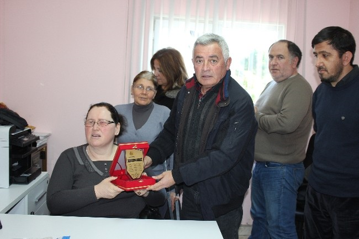 Omurilik Felçlileri Derneğinden İşadamına Plaket