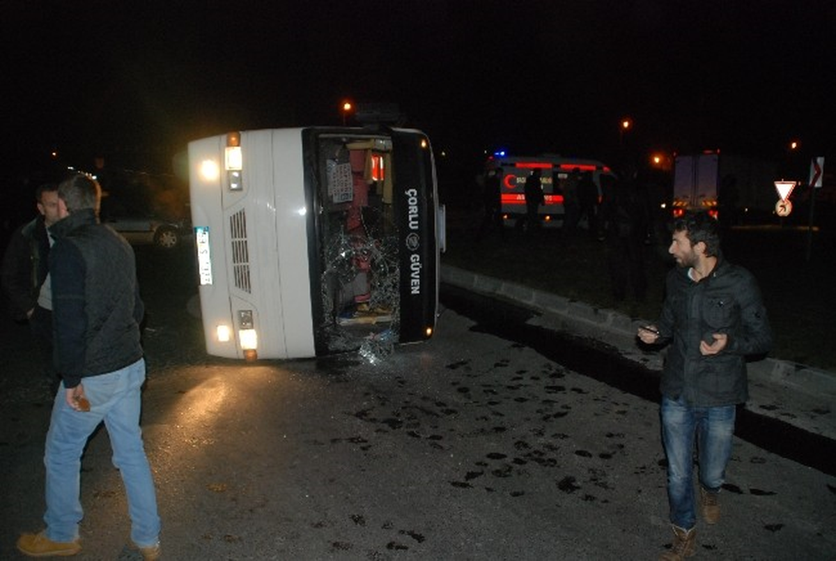 Çorlu\'da Otomobilin Çarptığı İşçi Servisi Uçtu: 13 Yaralı