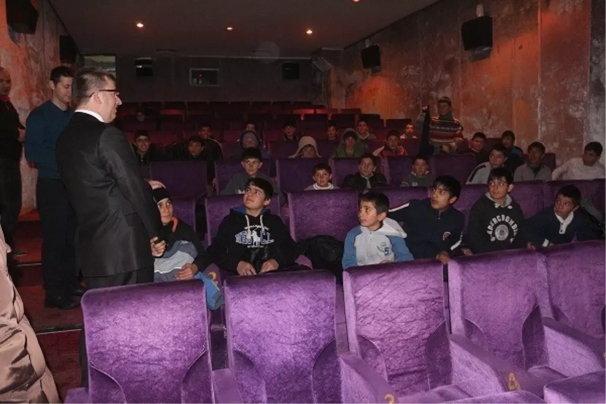 Sokakta Çalışan Çocukların Sinema Keyfi