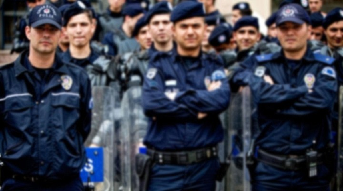 Yüzlerce Polisin Yeri Değişti