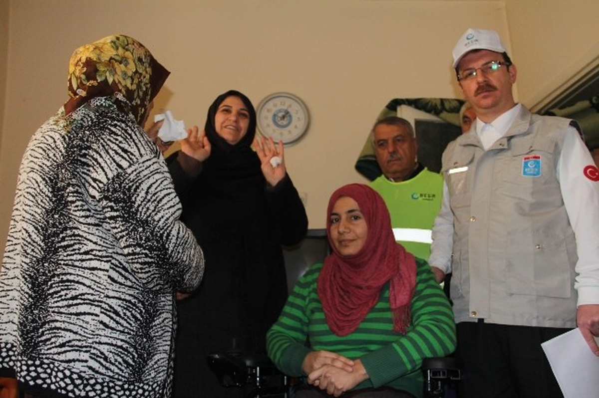 Akülü Araba Yardımı Iraklı Gelini Güldürdü, Kayınvalideyi Ağlattı