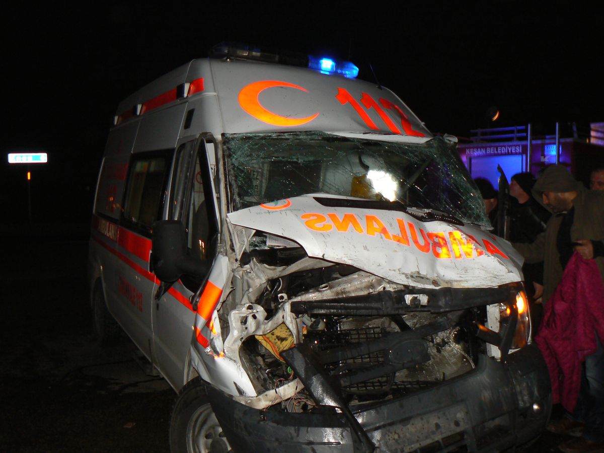 Ambulansla Yolcu Midibüsü Çarpıştı: 9 Yaralı