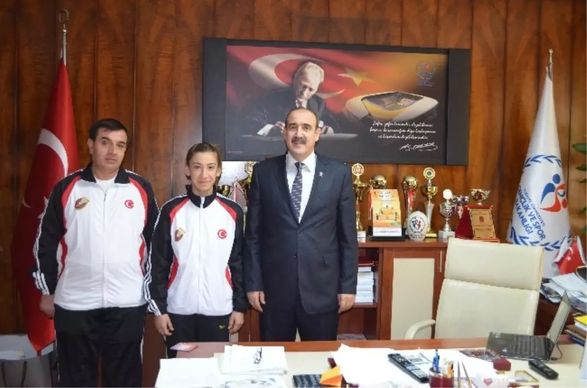 Başarılı Badminton Sporcusuna Müdür Sadi Fındıklı\'dan Tebrik