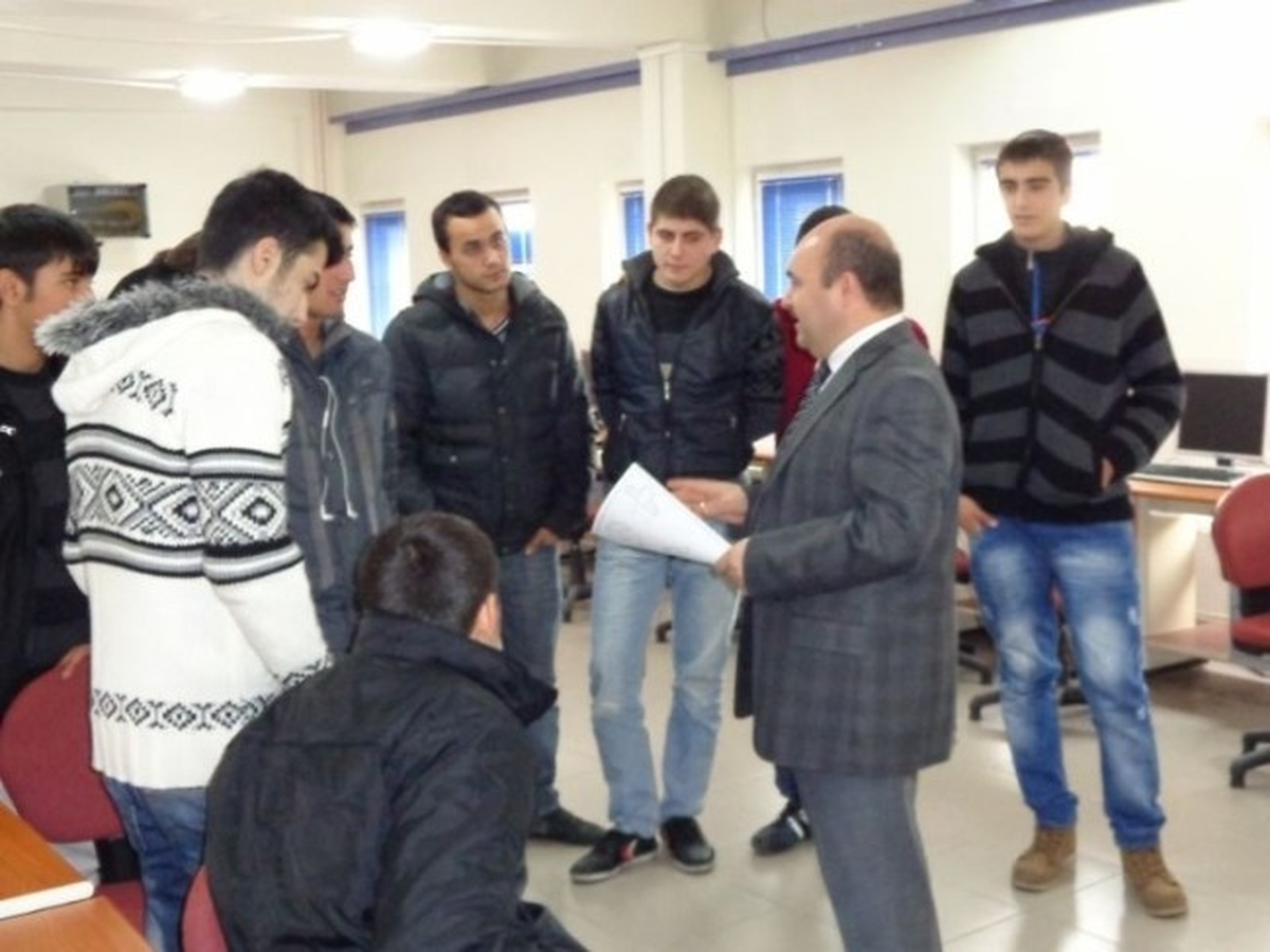 Burhaniye\'de Müdür Eşkikara Okulları Ziyaret Etti