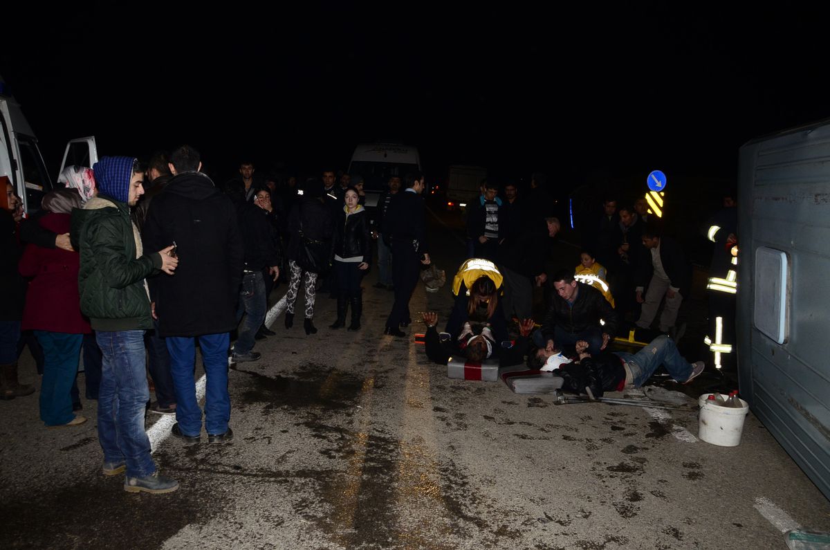 Kocaeli\'de İşçi Minibüsü Kamyonla Çarpıştı: 20 Yaralı