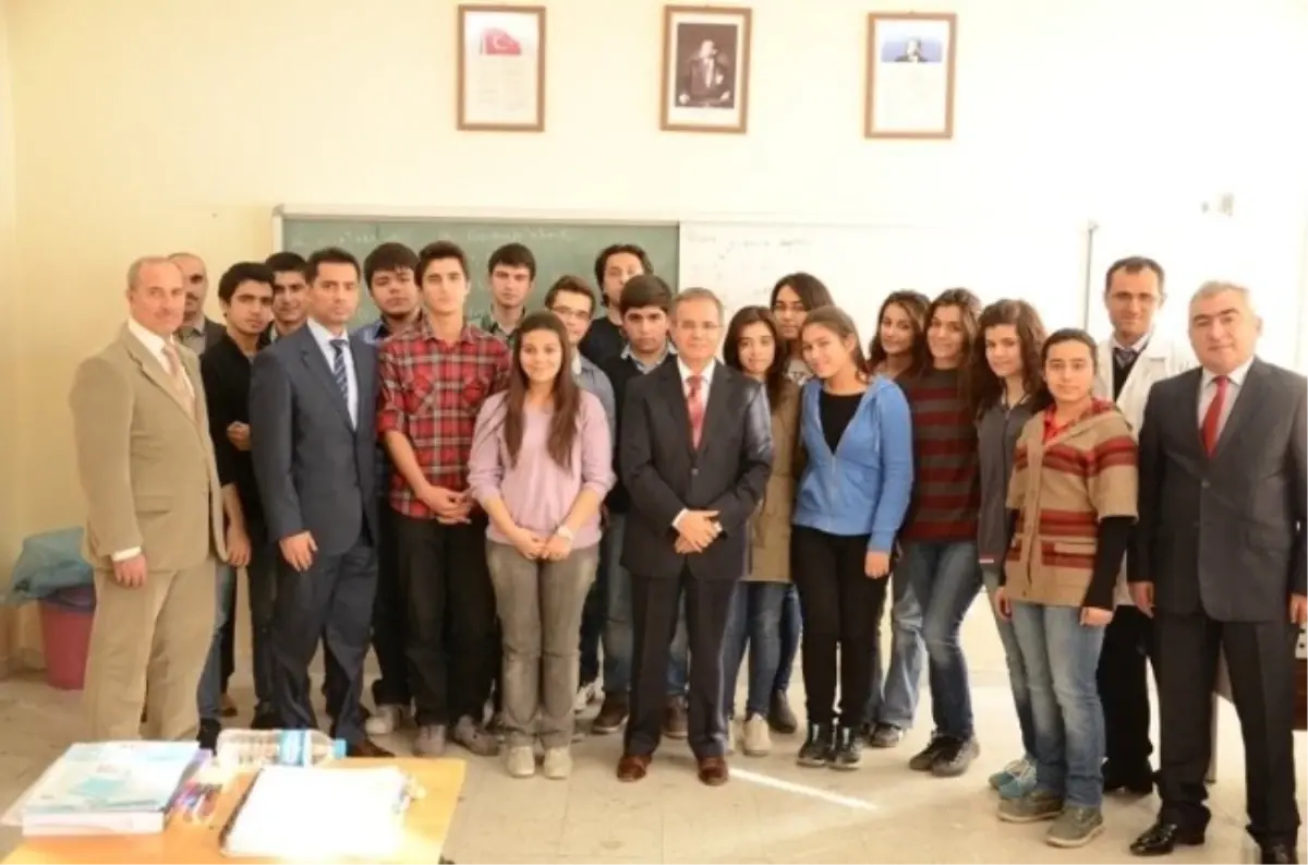 Fen Lisesi 12. Sınıf Öğrencisi Vali Tapsız\'a Sürpriz Yaptı