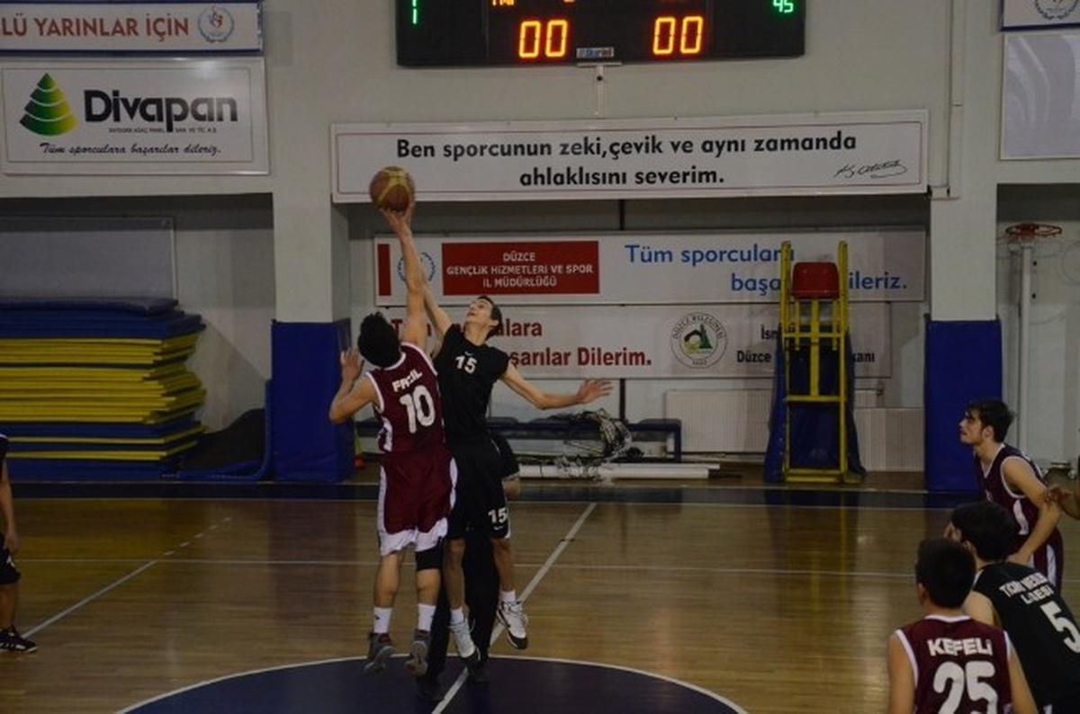 Genç Erkekler Basketbol Şampiyonu Düzce Ticaret Meslek Lisesi Oldu
