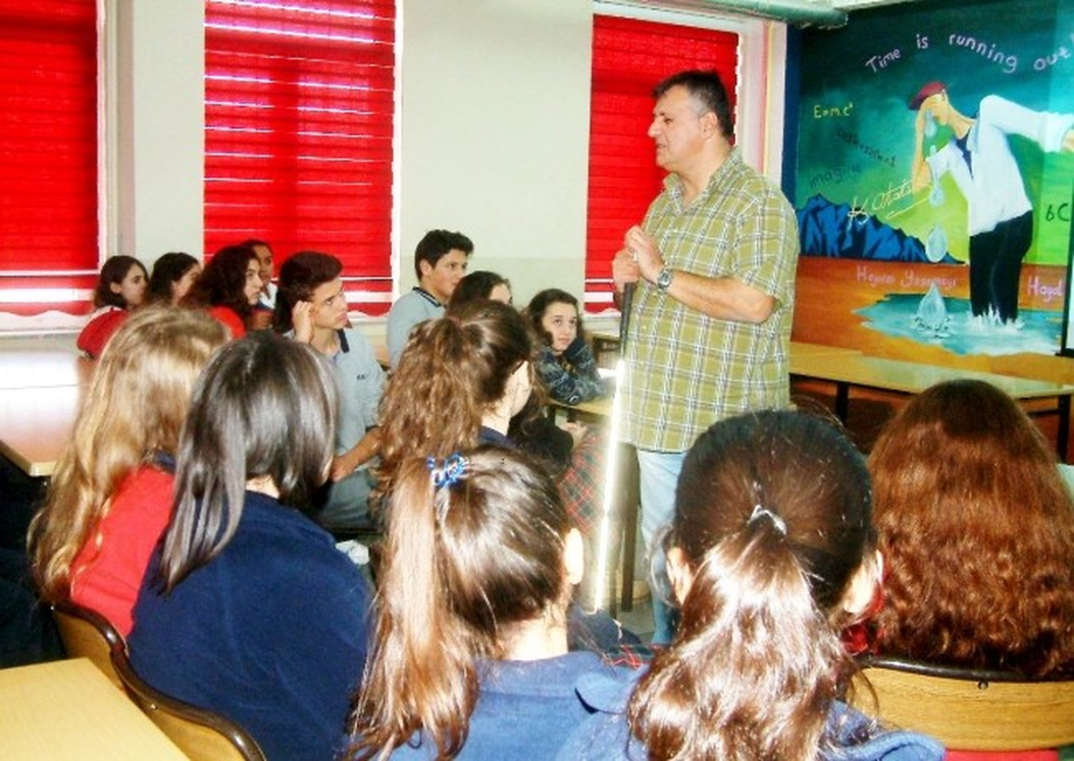 Görme Engelli Vatandaş Öğrencileri Eğitiyor