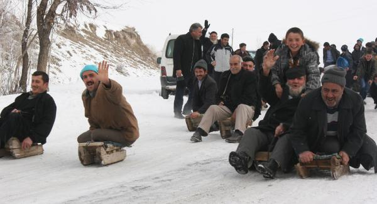 Erzurum\'da Köylülerin Kızak Keyfi