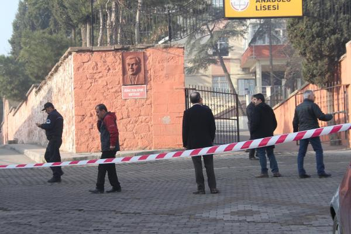 Lise Bahçesindeki Çanta Bomba Paniğine Neden Oldu