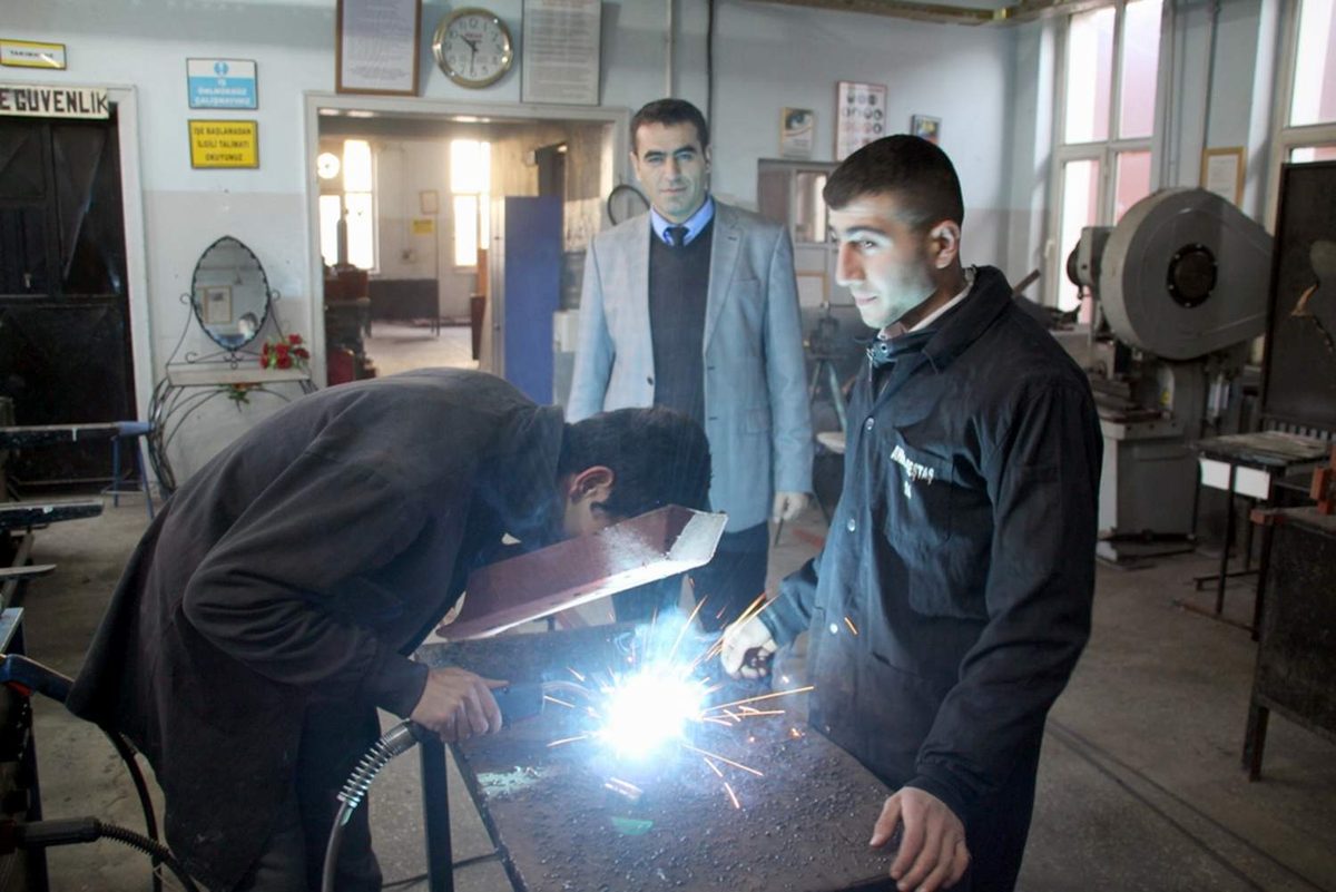 Meslek Lisesi Arı Gibi Çalışıyor